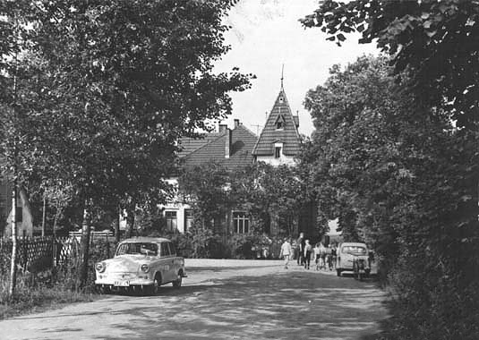 Seeschloss am Bötzsee, Foto vom Jahr 1960 Historische Ansicht / Postkarte um 1960 mit einem alten Trabant , das Seeschloss gebaut 1906