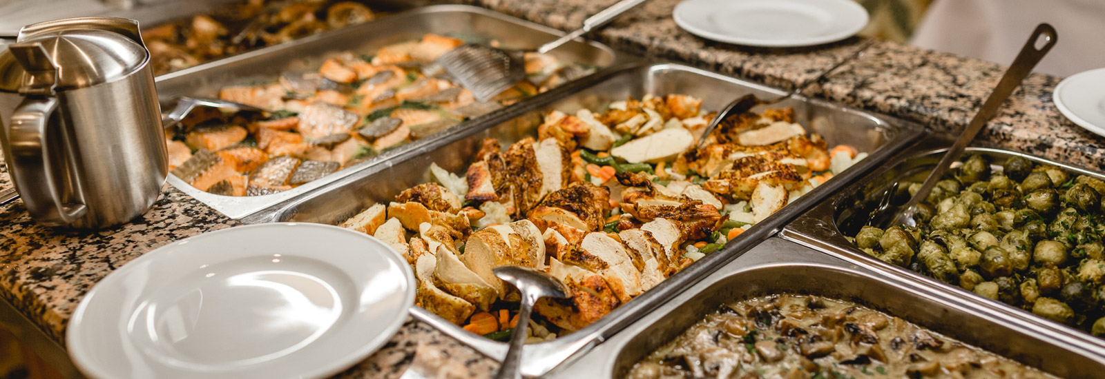 Vielfältiges Buffet mit verschiedenen Gerichten