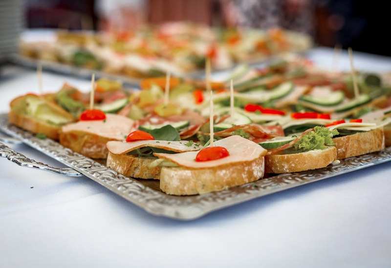 Herzhaft belegte Canapés für Trauercafé, Gedenkfeier oder Sektemfang - frisch zubereitete Häppchen für Beerdigung und Hochzeit 