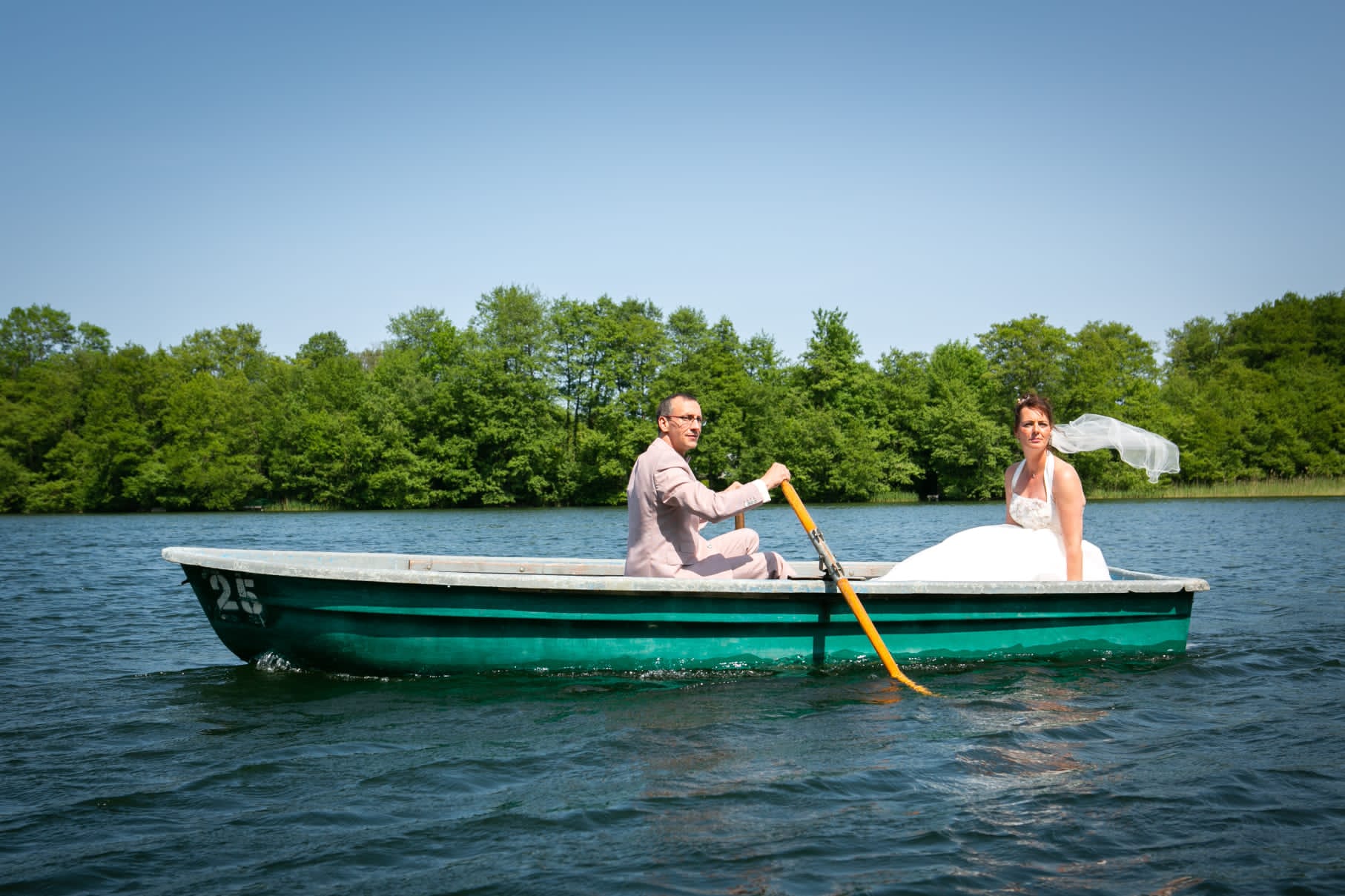 Brautpaar Ruderboot Hochzeitspaar auf einem Boot