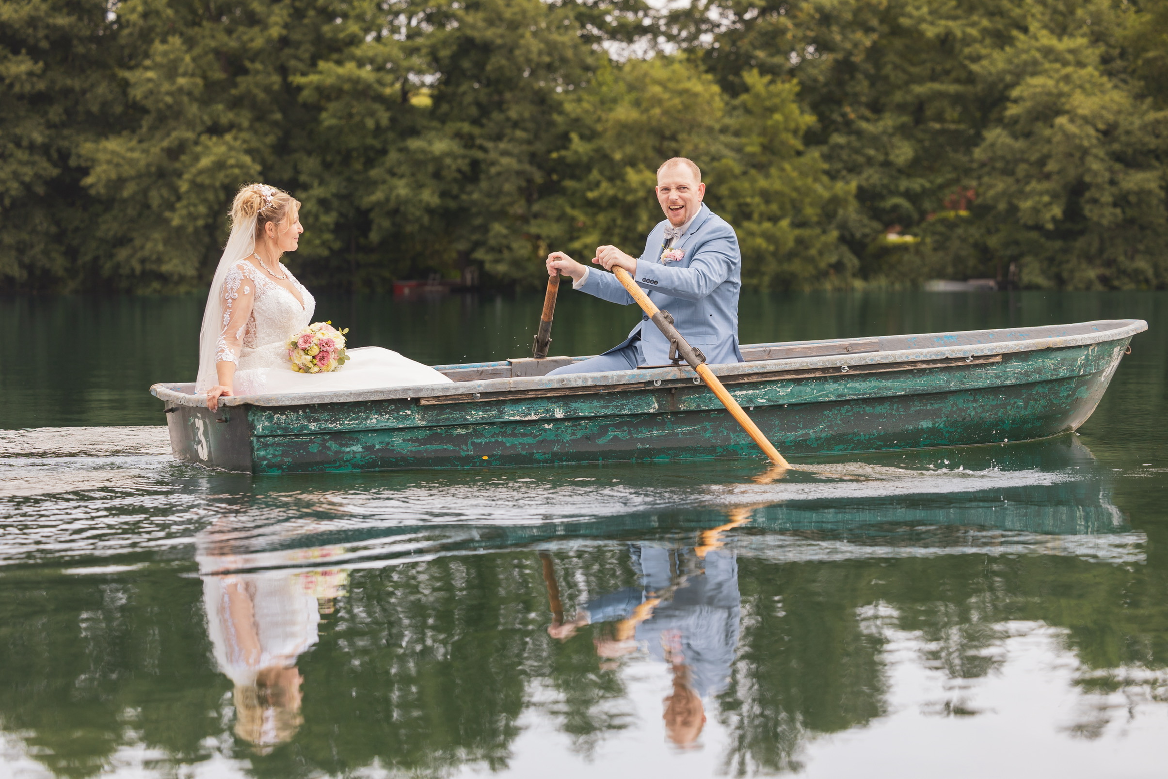 hochzeit-brautpaar-boot-see-romantisch-seeschloss-boetzsee-berlin-brandenburg.jpg Sommerhochzeit am See mit Standesamt am Wasser, Brautpaar im Ruderboot
