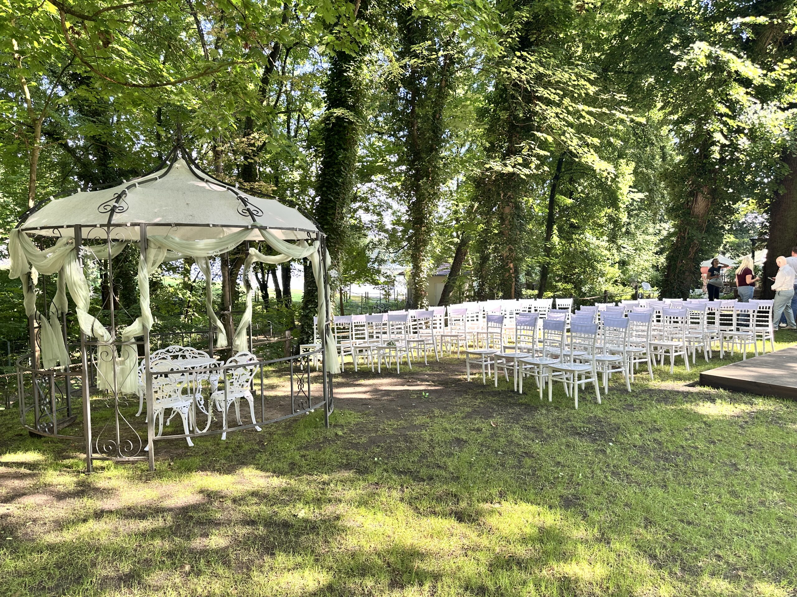 Trauung im Garten mit Standesamt Seeschloss weiße Hochzeitsstühle 
