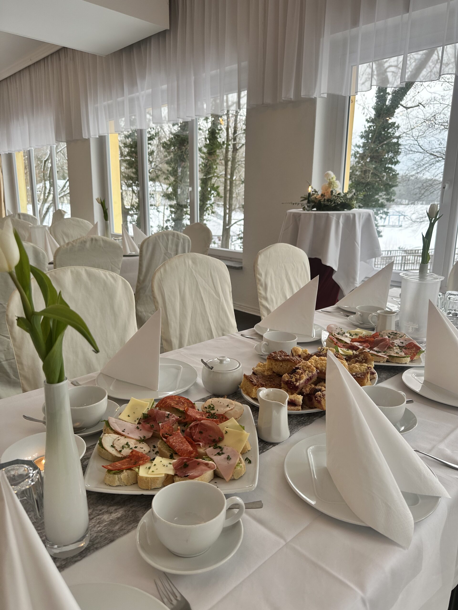 Beerdigungskaffee Tisch mit Kaffee und Kuchen in Brandenburg<br />
Beschreibung: Klassischer Beerdigungskaffee in Brandenburg mit gedeckter Tafel. Kaffee, Kuchen und kleine Speisen bieten einen passenden Rahmen nach der Trauerfeier.