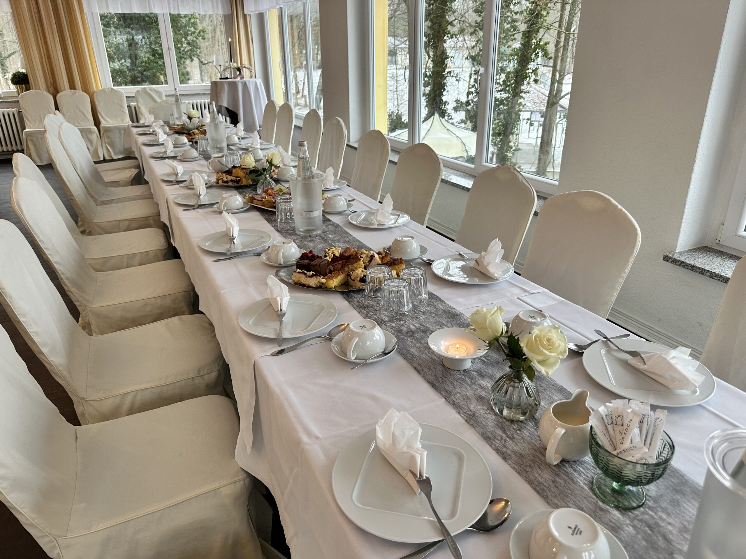 Gedenkzusammenkunft-Trauerfeier- Beerdigung-leichenschmaus-Trauergesellschaft-Beerdigung-Urnenbeisetzung-Imbiss-Kaffeetafel-Seeschloss-Eggersdorf-