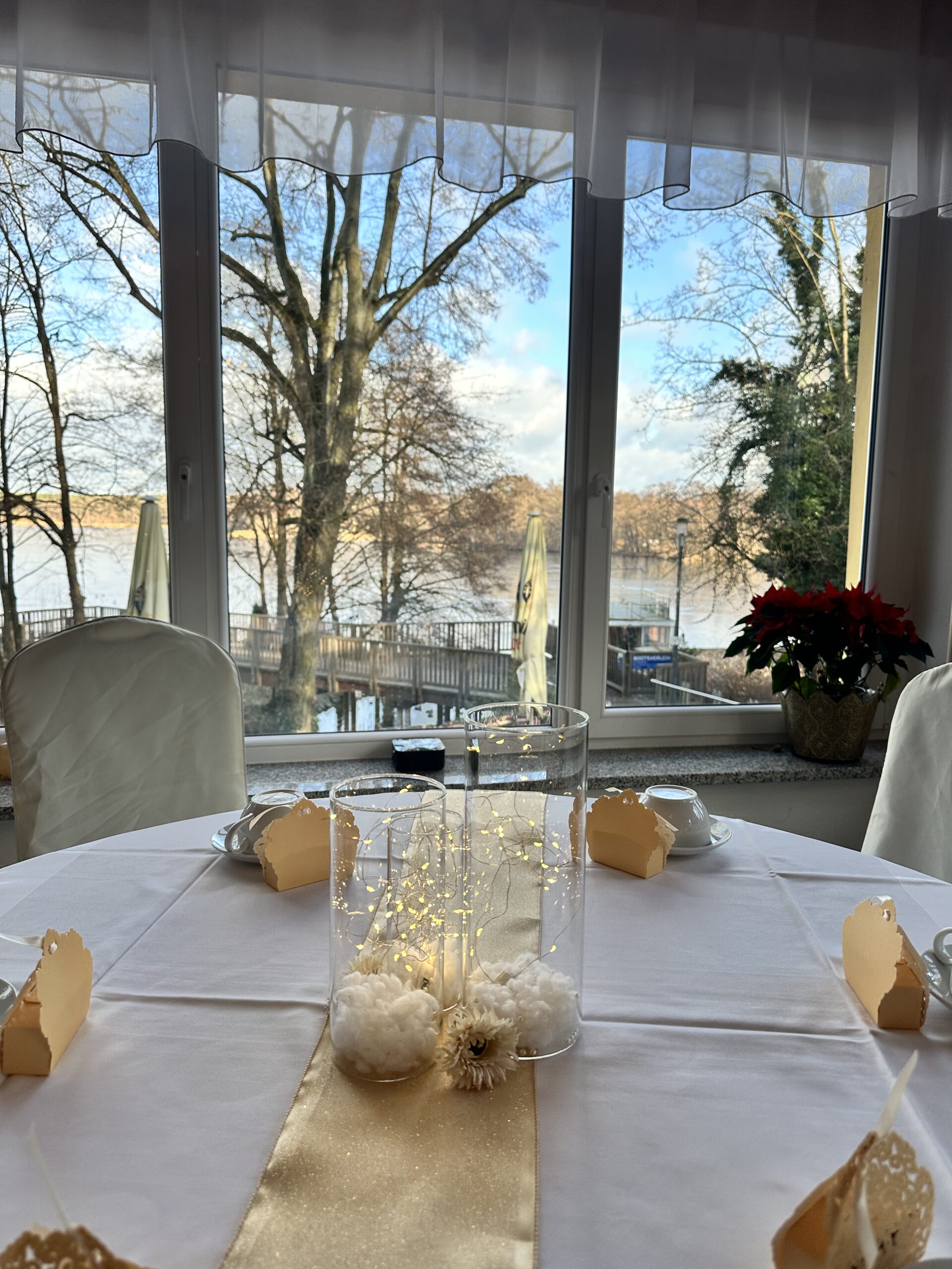 Seeschloss Saal Seeblick Tische goldene Hochzeit winter Trauung Winterhochzeit am See goldene Hochzeit am Wasser