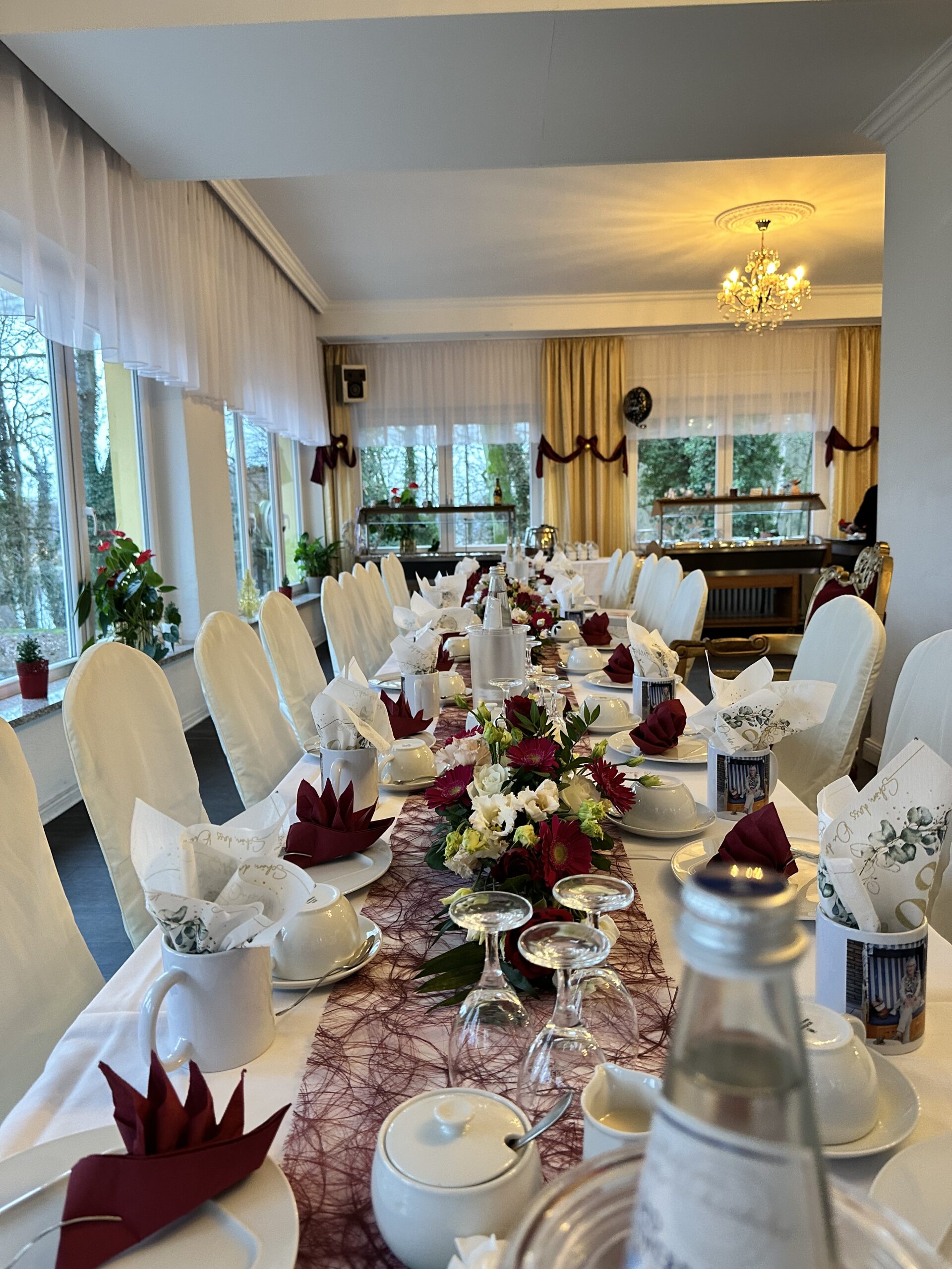 Winter goldene Hochzeit Tafel weiße Tischdecke Seeschloss eggersdorf 3 Feier und Feste im Seeschloss am Bötzsee - goldene Hochzeit, Jugendweihe, Firmenfest, Weihnachtsfeier