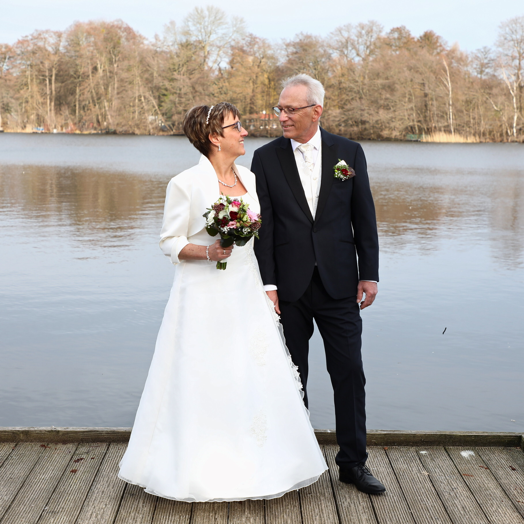 Winterhochzeit am See Berlin-Brandenburg Brautpaar bei einer Winterhochzeit am Wasser im Seeschloss in Eggersdorf