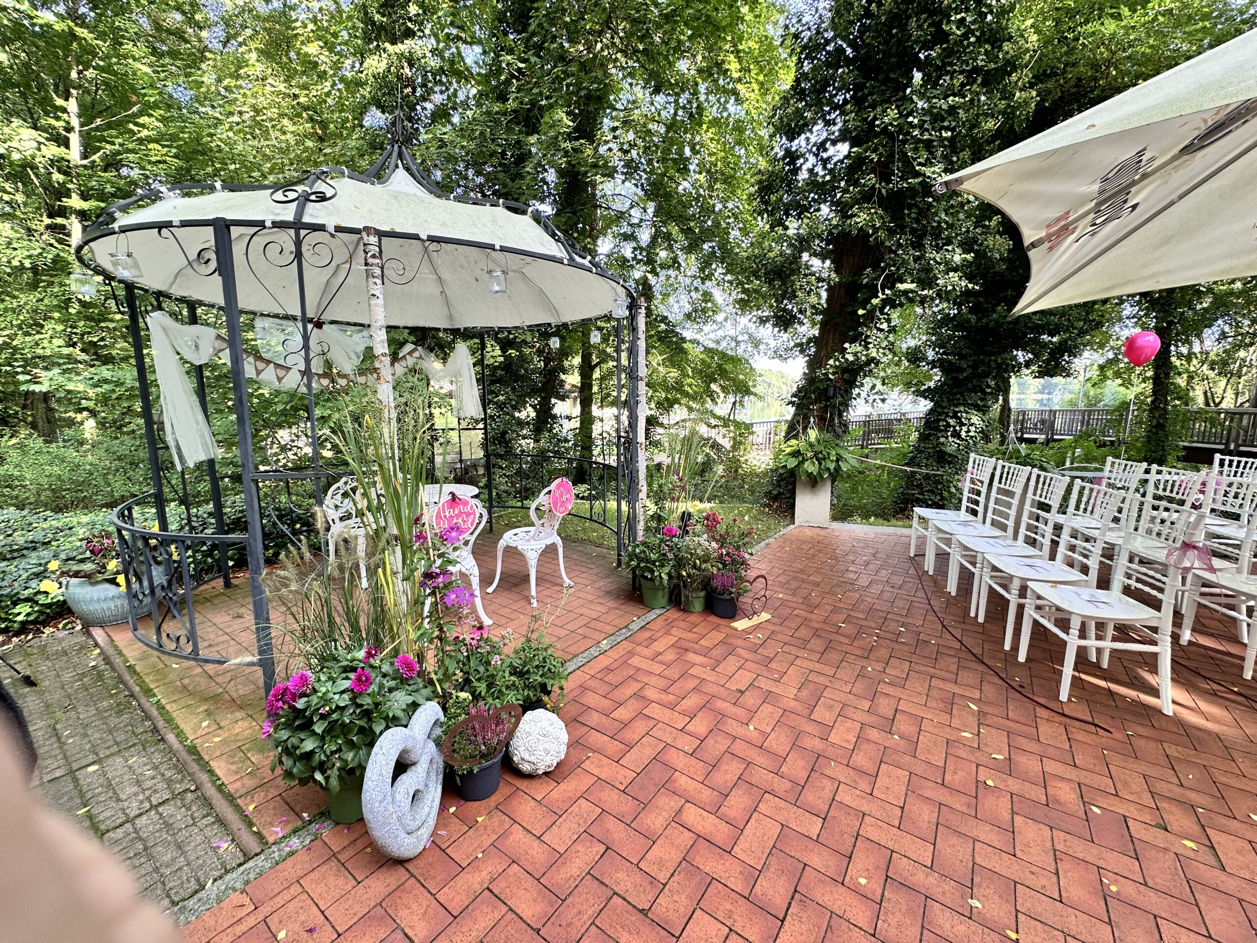 freie-trauung-pavillon-dekoration-just-married-seeschloss-boetzsee-berlin Freie Trauungen und Standesamt Hochzeit Berlin-Brandenburg am See