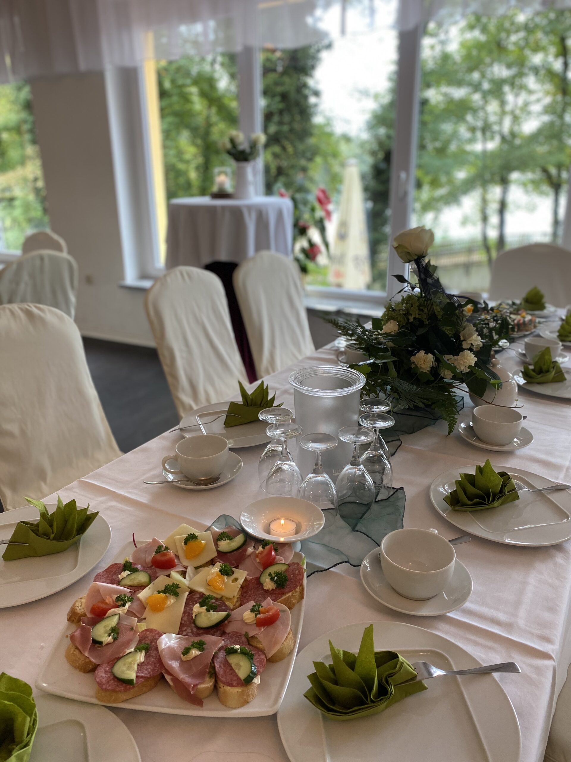 Kaffeetafel für Gedenkfeier am See in Brandenburg mit Kuchen und Getränken