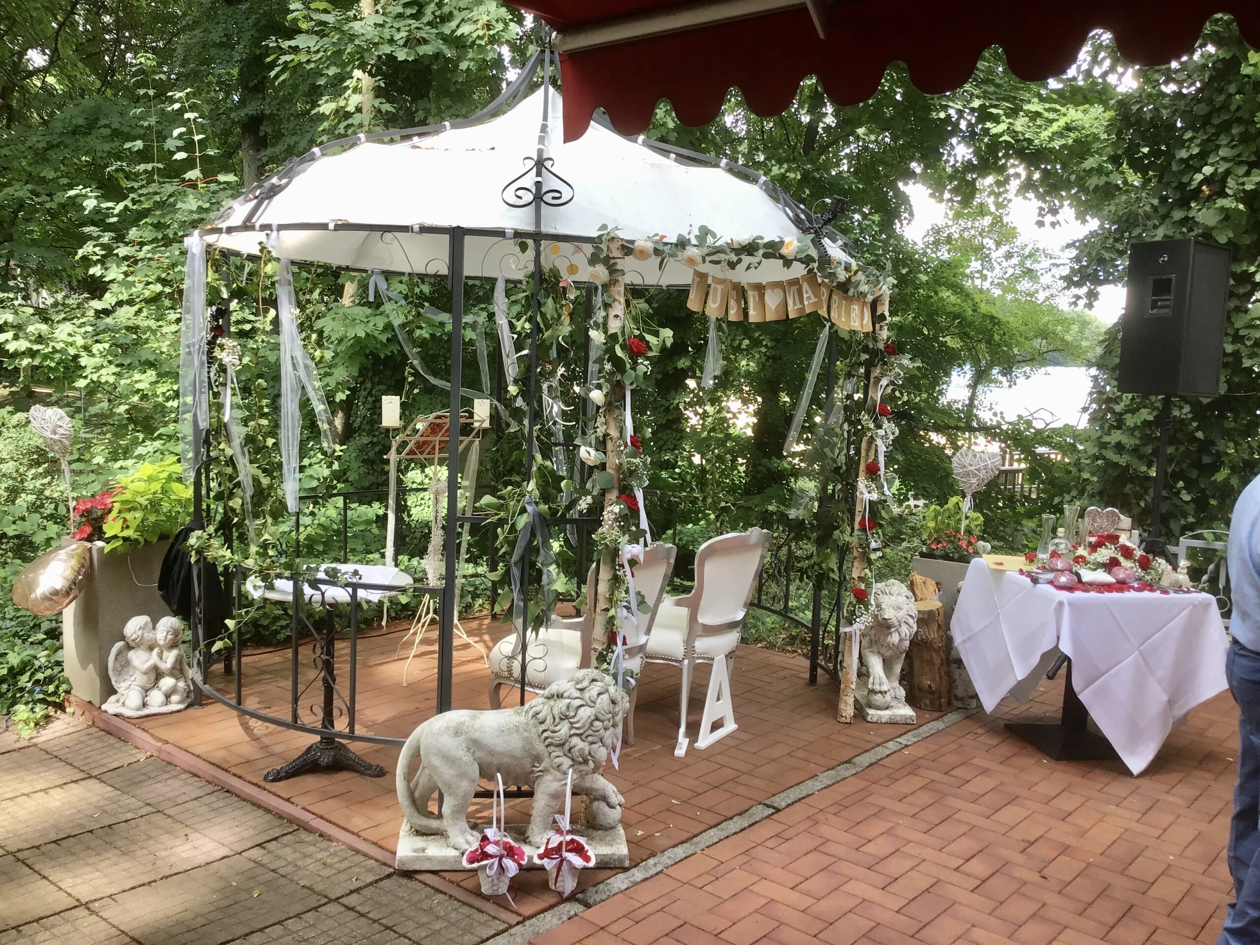 Freie Trauung am Wasser im Hochzeitspavillion auf der Seeterrasse im Seeschloss am Bötzsee