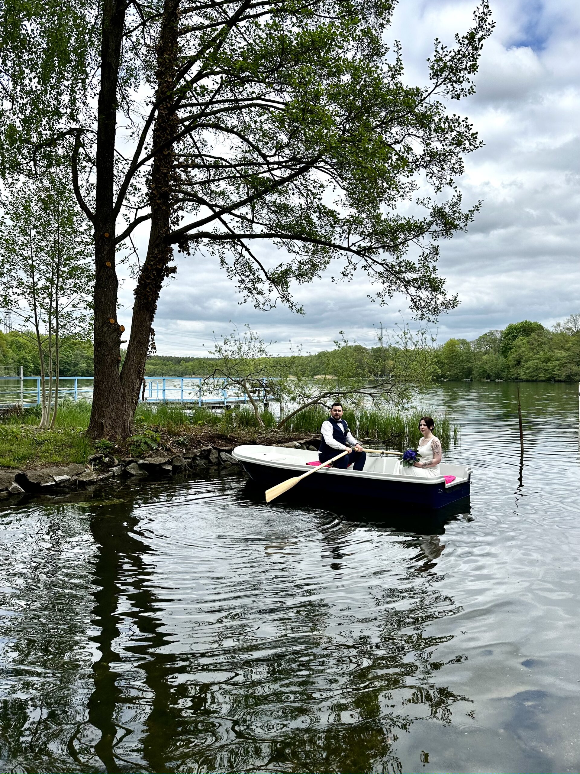 Hochzeit im Frühling am See Fotos auf dem Ruderboot vom Seeschloss