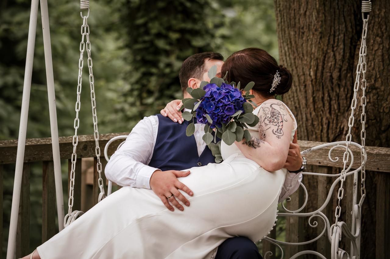 Hochzeit im Frühling im Seeschloss Schaukel Hochzeitsfotos Frühlingshochzeit im Seeschloss am Bötzsee Fotomomente