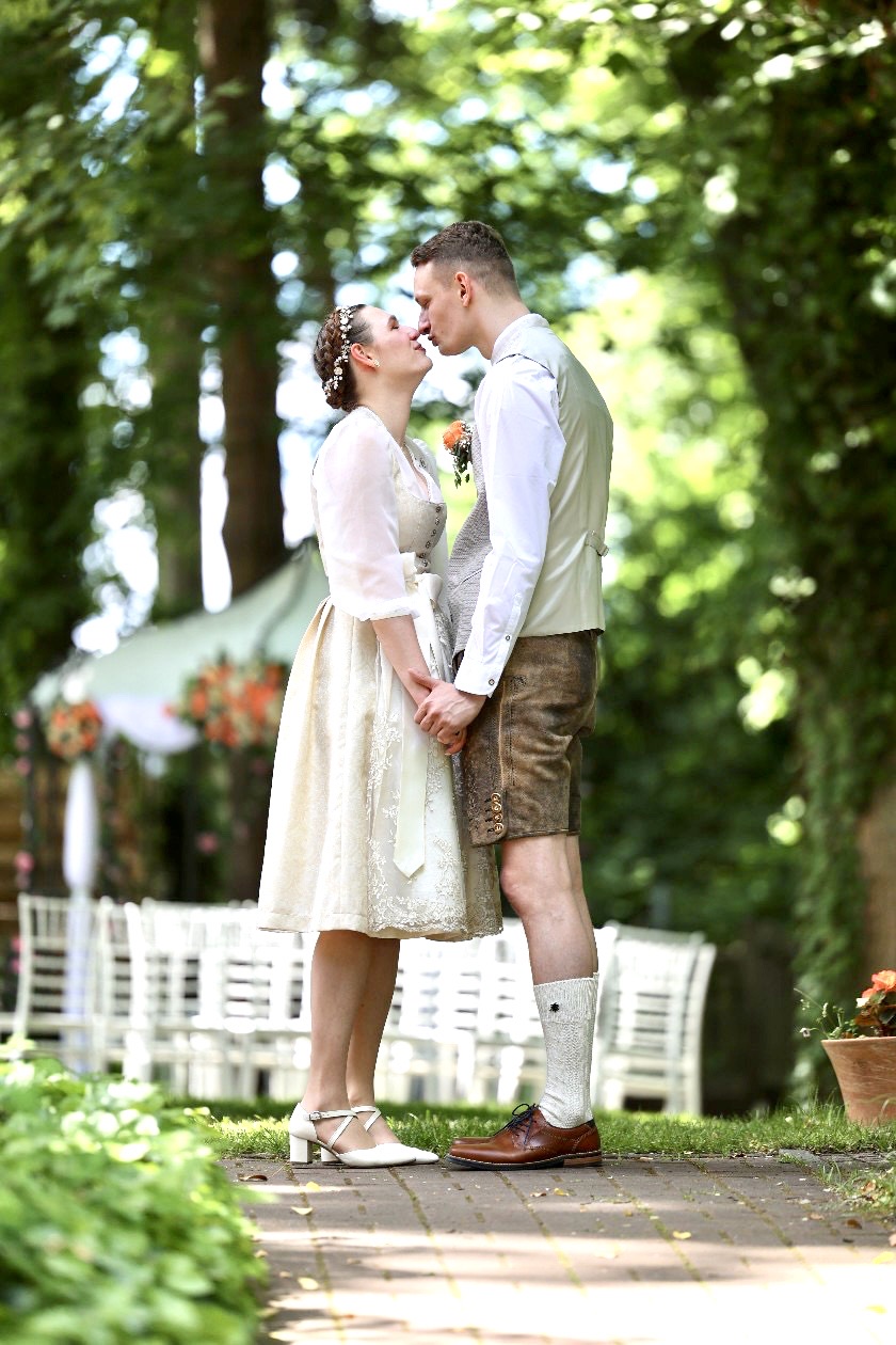 Hochzeit-am-see-Tim-charlotte Brautpaar küsst sich im Freien, Hochzeit am See