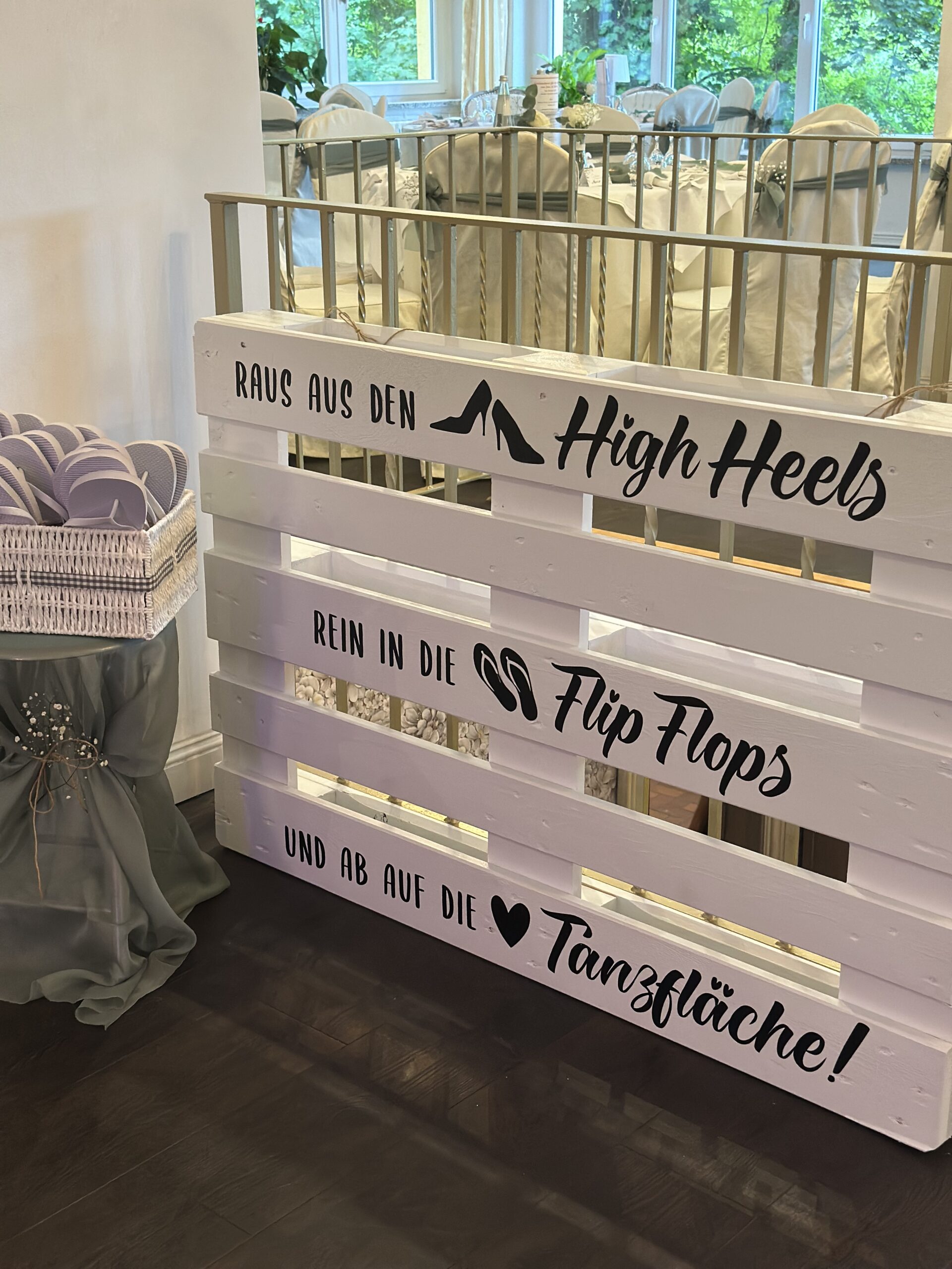 High Heels Garage Hochzeit im Seeschloss am Bötzsee Schuhe wechseln für die Tanzfläche