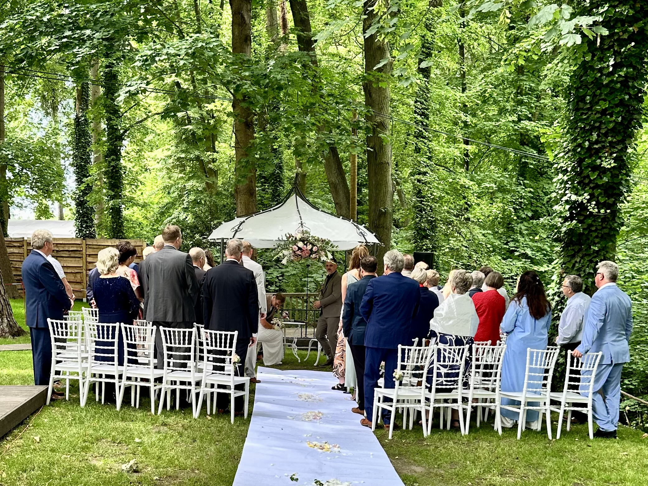 Standesamtliche Trauung im Pavilion Seeschloss Trauung im Garten am See im Seeschloss am Bötzsee