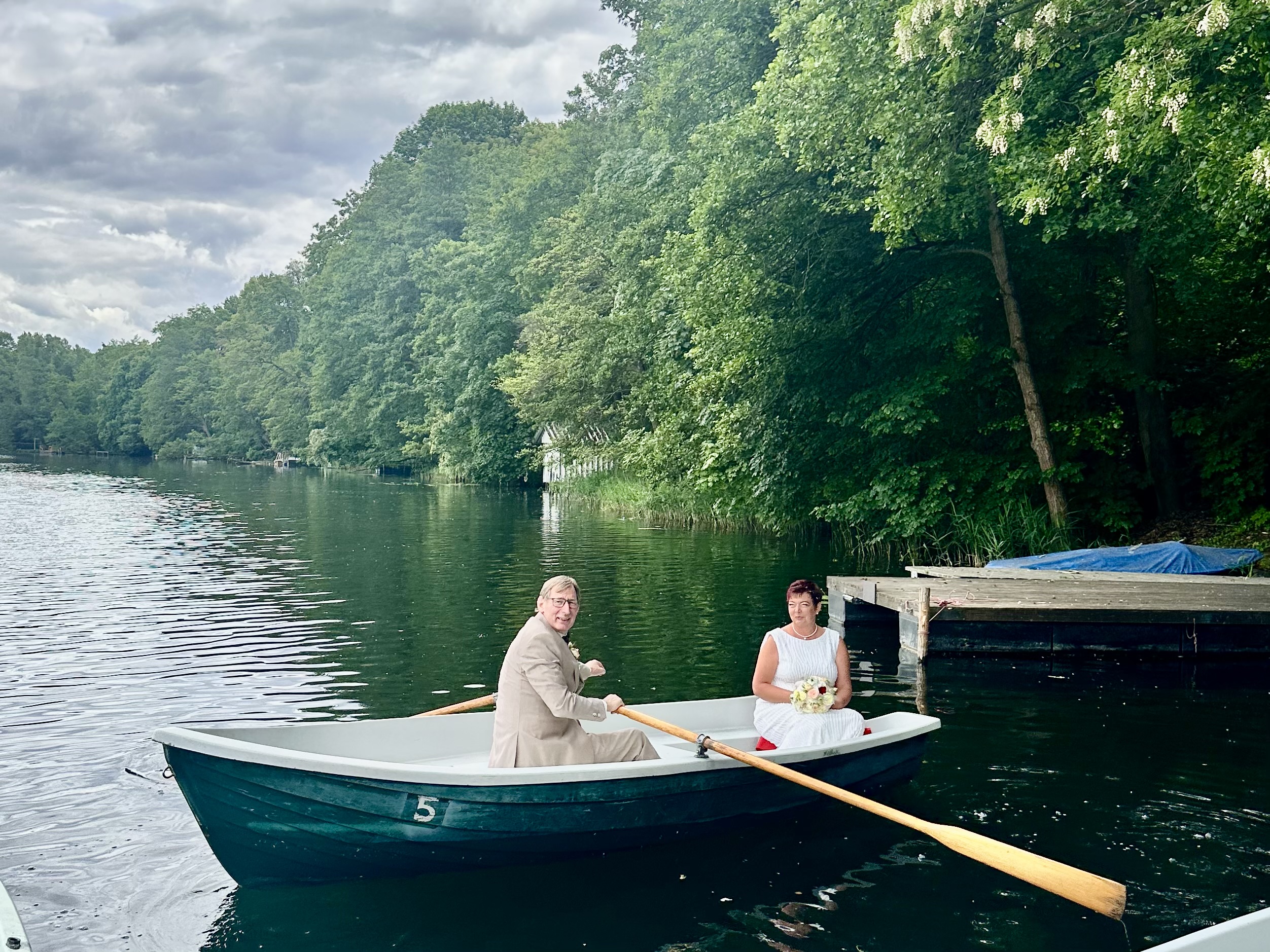 Fotos im Ruderkahn beim Fotoshooting bei Hochzeit Trauung im Garten und Fotos Ruderboot Seeschloss am Bötzsee
