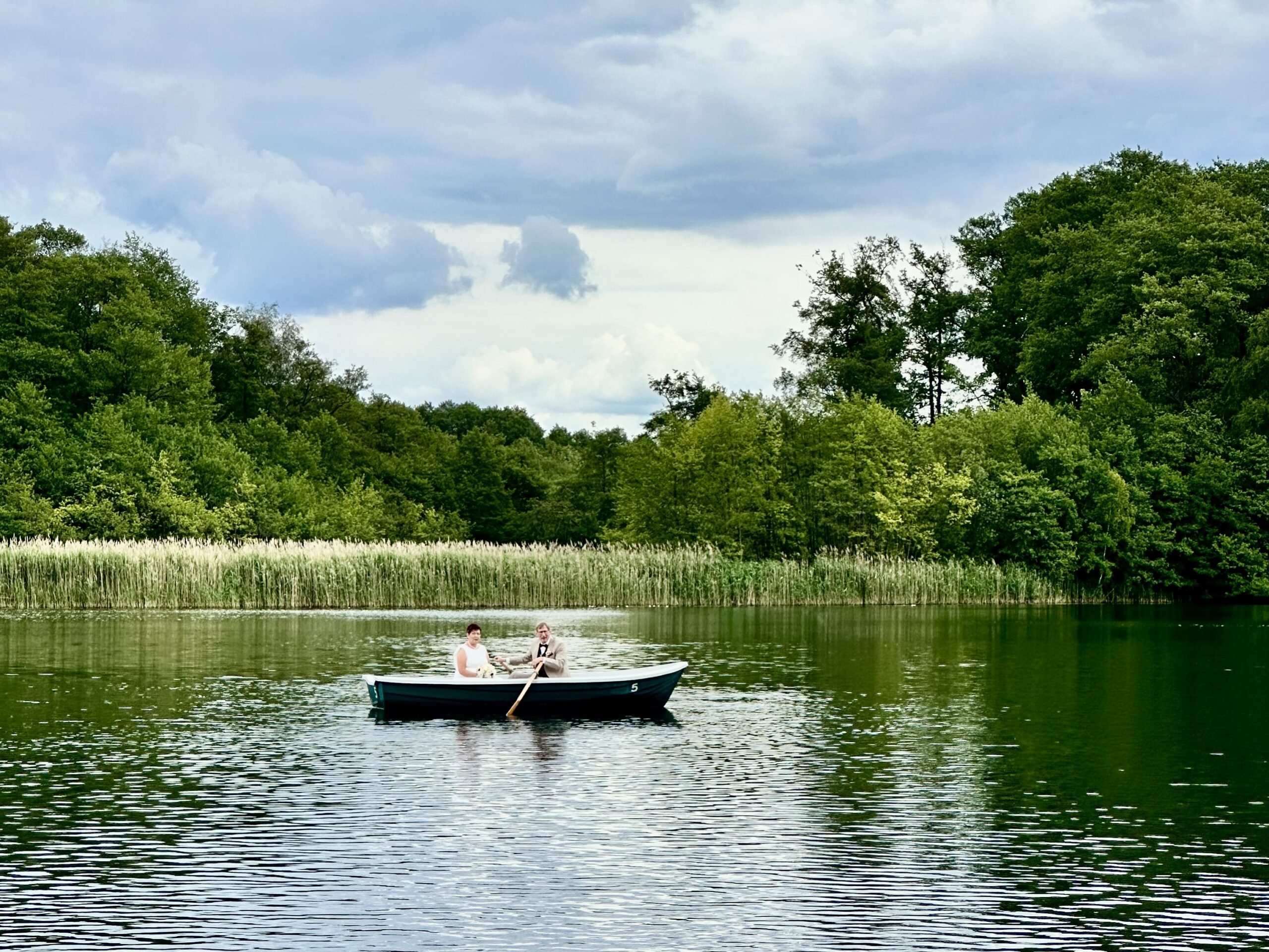 Ruderboot Foto Hochzeit Seeschloss am Bötzsee Fotohotspot auf dem See mit Fotoshooting Hochzeit im Seeschloss am Bötzsee