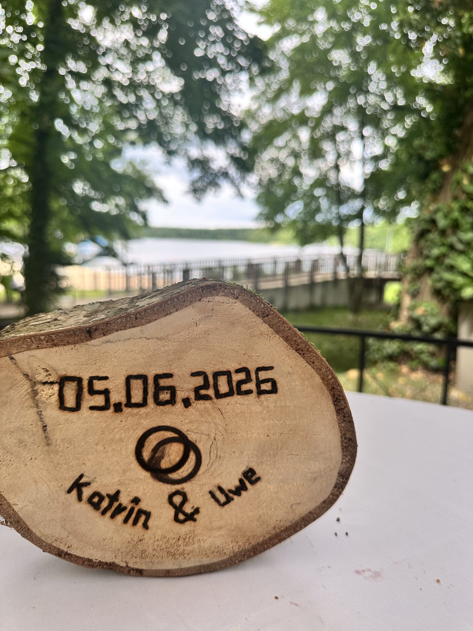 Baumstamm sägen als Ritual bei einer Hochzeit Seeschloss am Bötzsee Baumstamm sägen