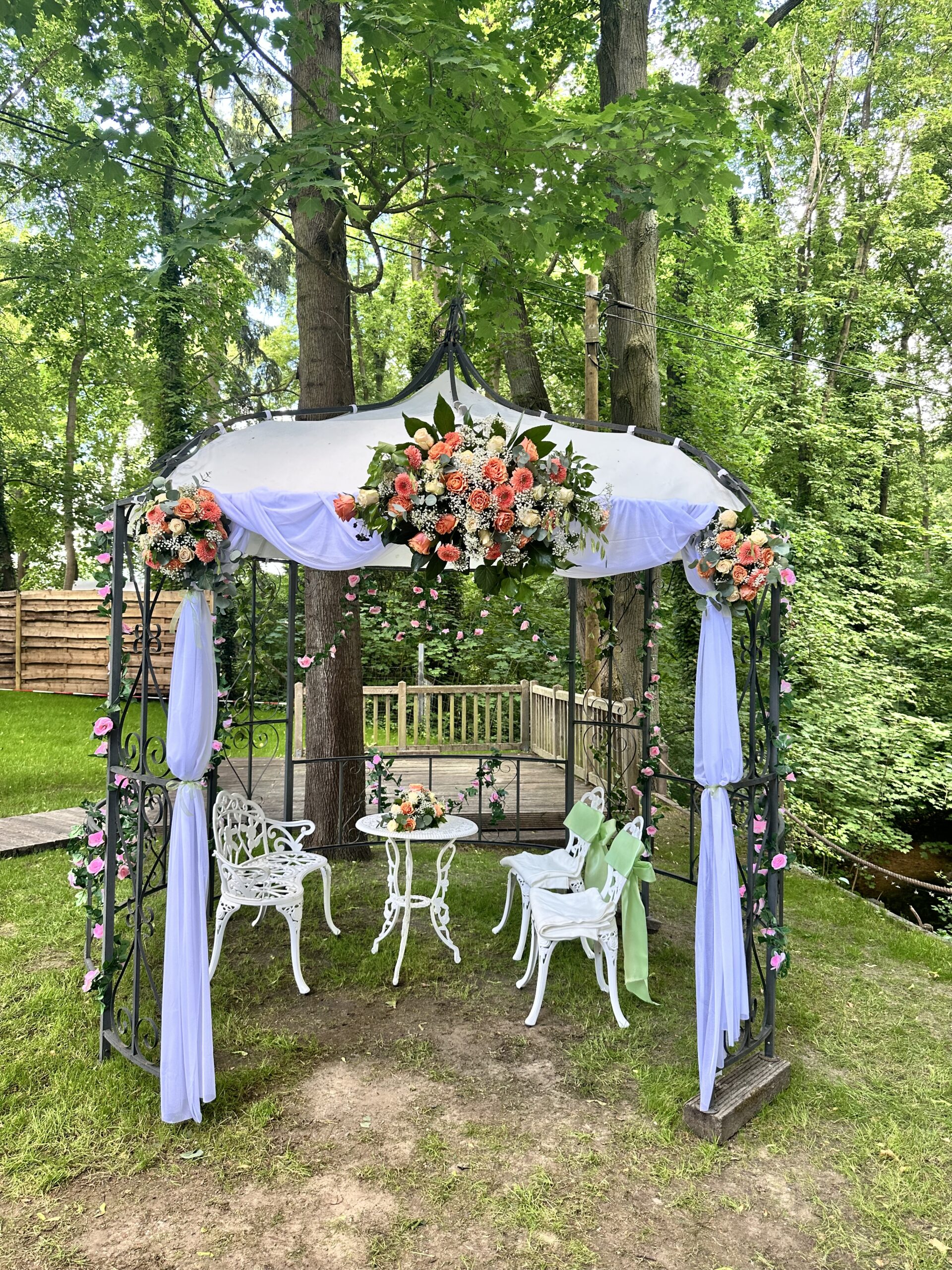 Hochzeit am See Pavilion im Garten Schöner Pavillon mit Blumen dekoriert