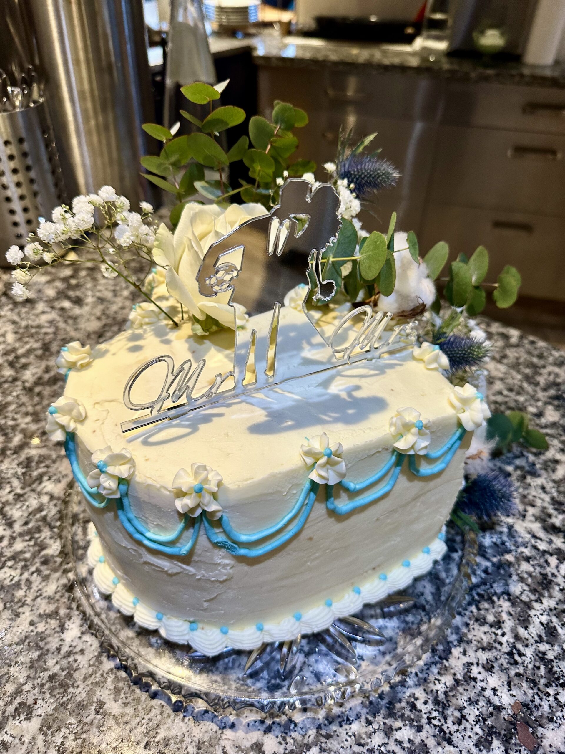 Hochzeitstorte Winterhochzeit im Seeschloss Torte mit Blumen und Dekoration