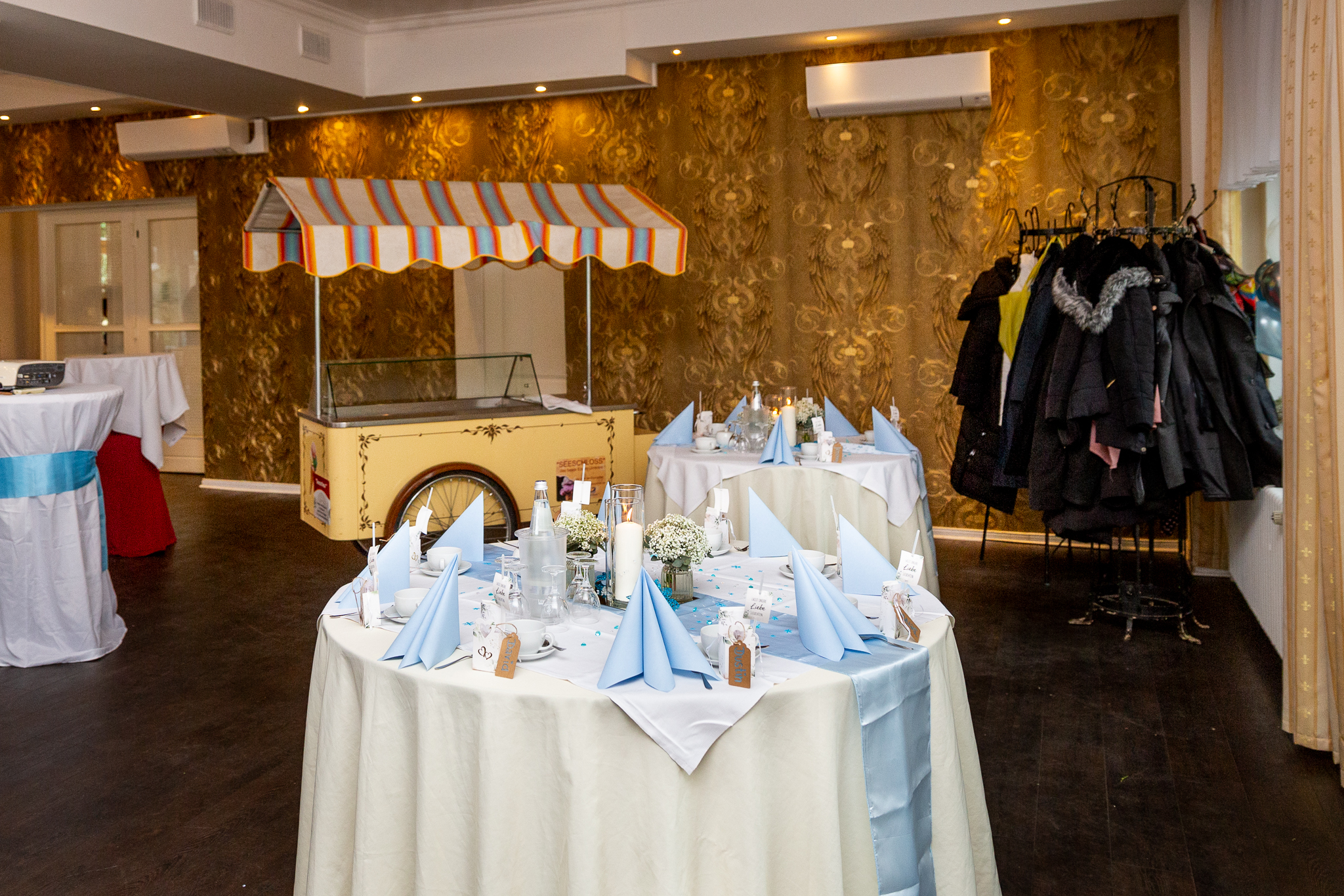 Patricia Dennis Winterhochzeit Saal festlich eingedeckt für die Winterhochzeit