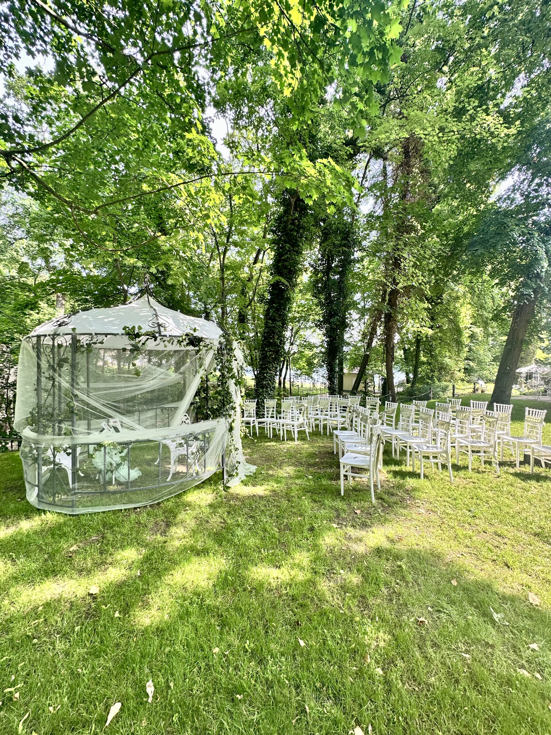 Traupavillon für eine standesamtliche Trauung im Garten des Seeschlosses am Bötzsee bei Berlin