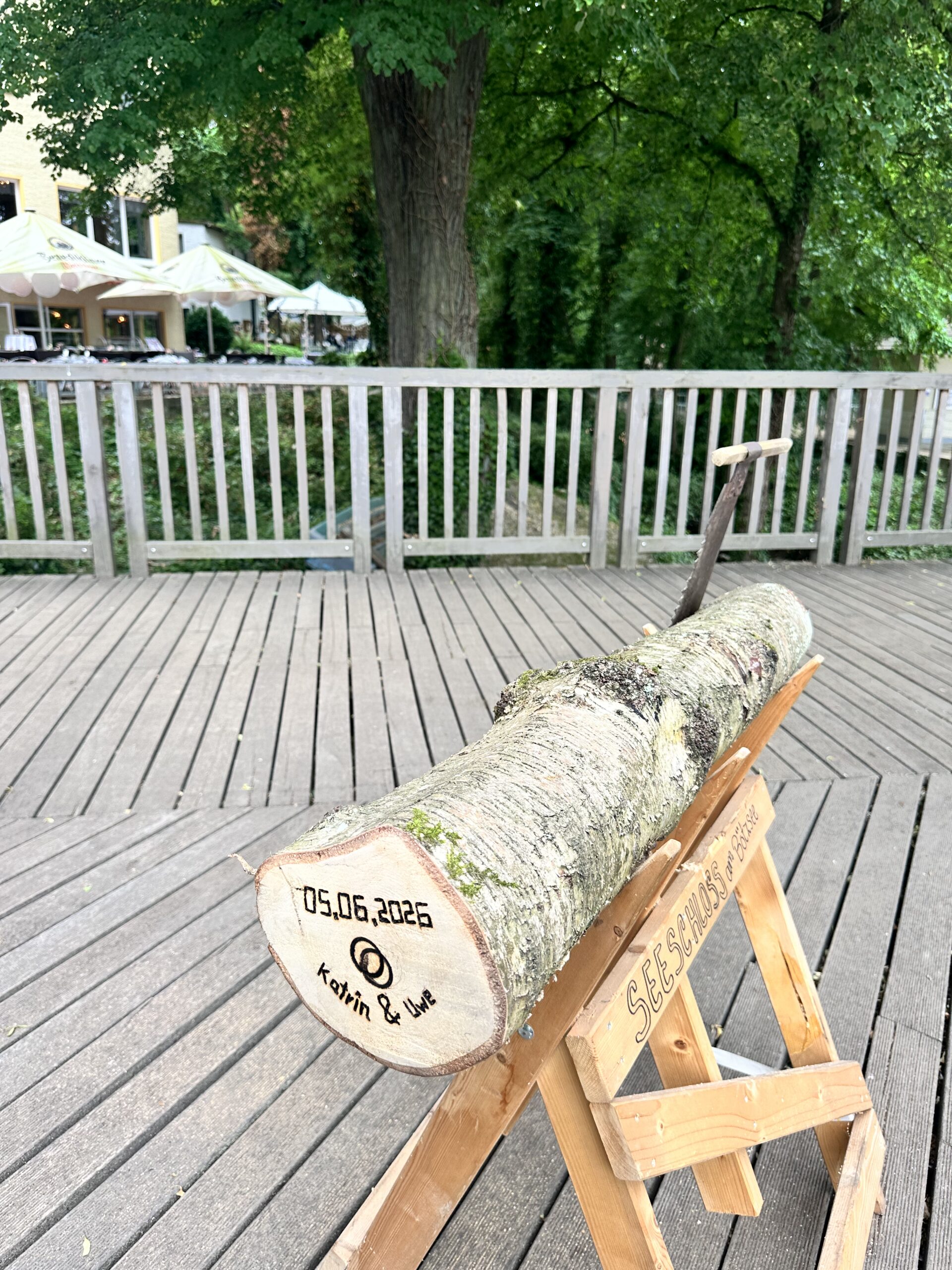 Ritual der Liebe Baumstamm sägen im Seeschloss Seeschloss am Bötzsee Baumstamm sägen