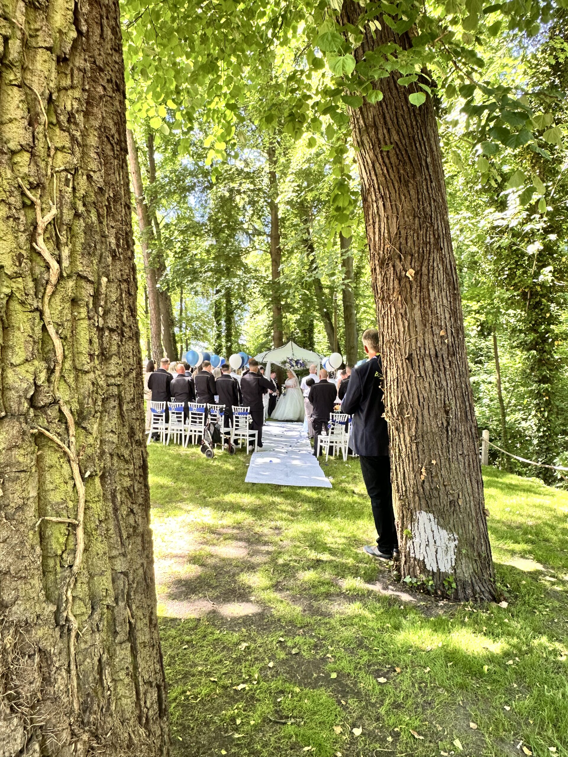 Ja-Wort unter alten Bäumen – standesamtliche Trauung im Garten des Seeschlosses am Bötzsee.