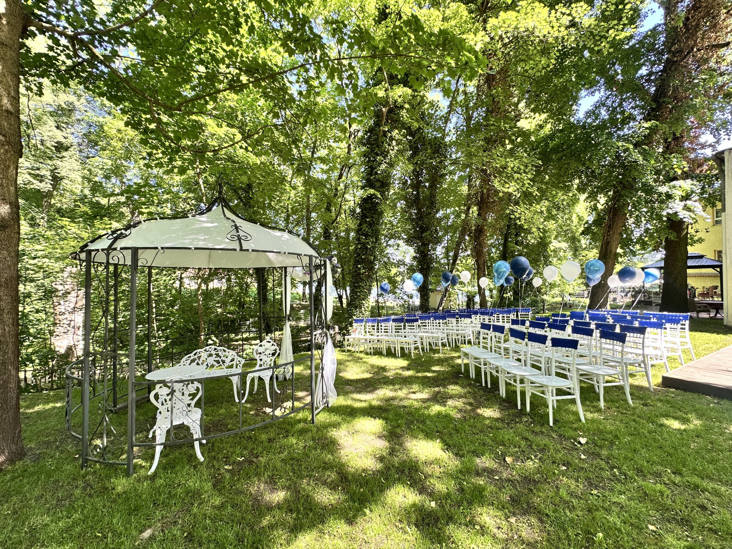 trauungspavillon-im-garten-hochzeit-am-see-seeschloss-boetzsee-petershagen-eggersdorf Standesamtliche Trauung im Garten unter alten Bäumen am Bötzsee mit Trauungspavillon und Bestuhlung für die Hochzeitsgäste im Hotel Seeschloss in Petershagen-Eggersdorf bei Berlin.