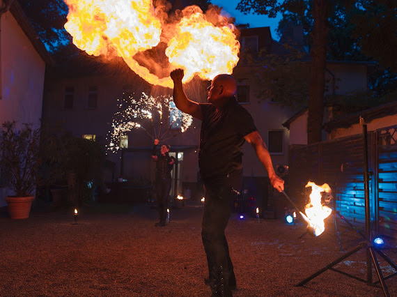Feuerspucker in nächtlicher Umgebung