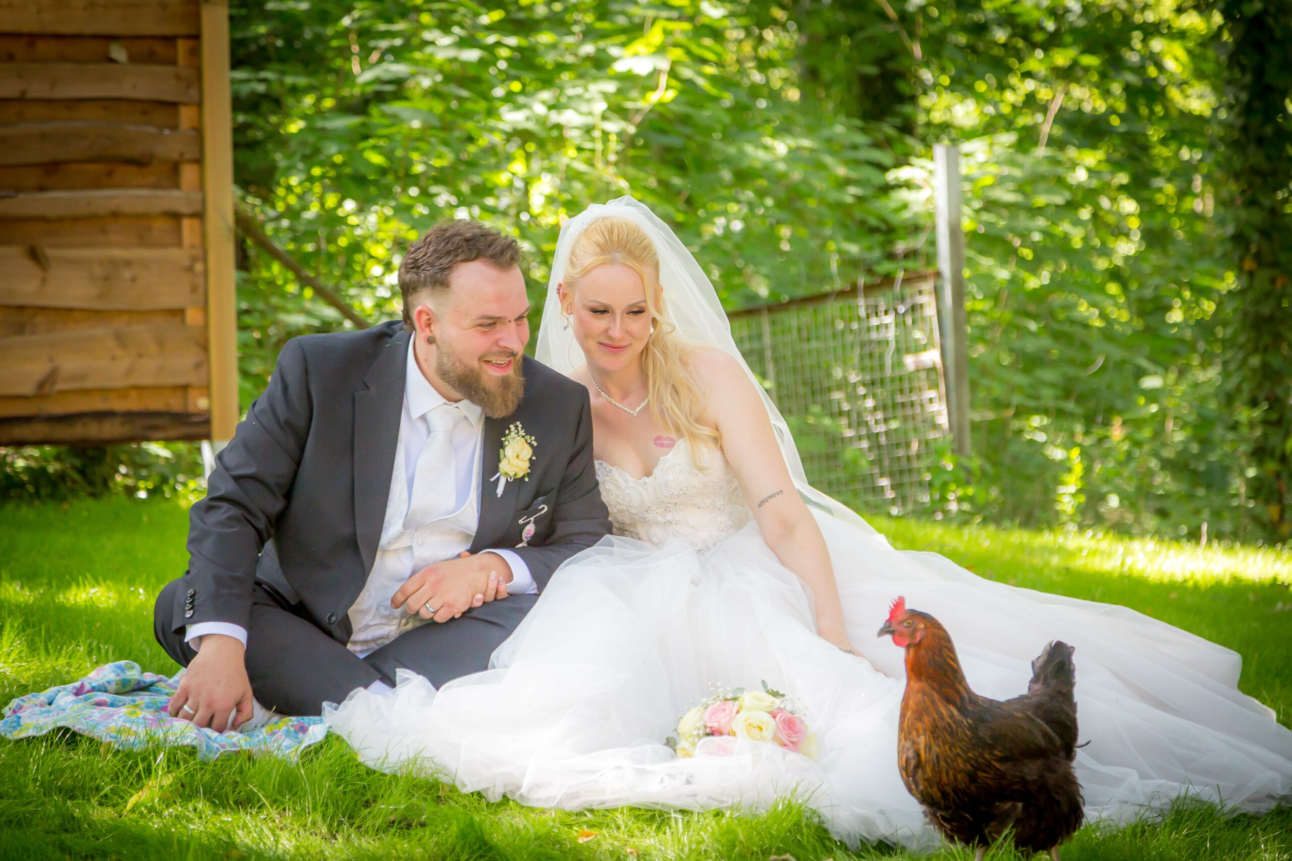 Fotoshooting Nicki und Jonas und Huhn Hochzeitsfoto mit Huhn im Hintergrund