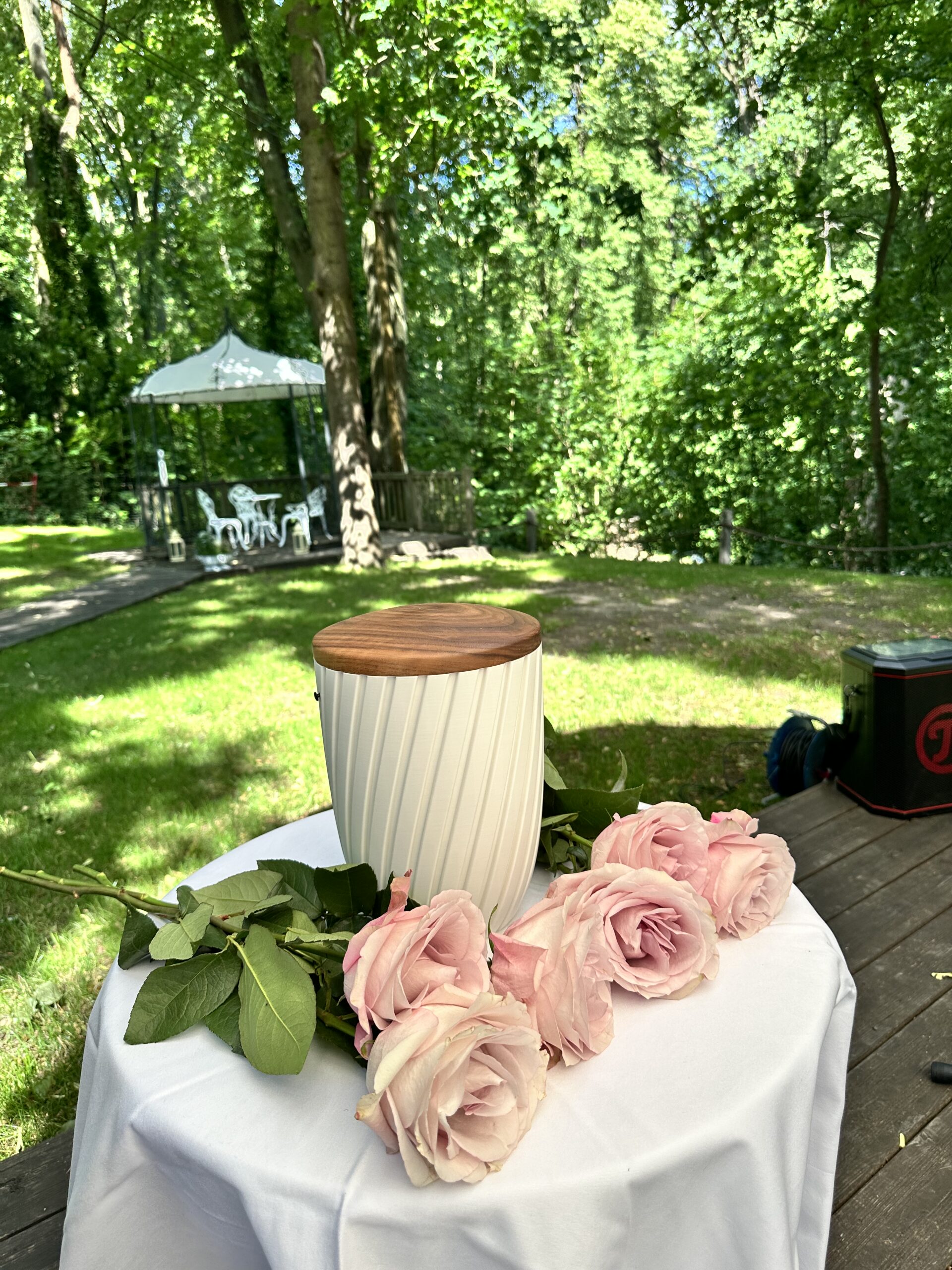 Urne mit Rosen im Grünen