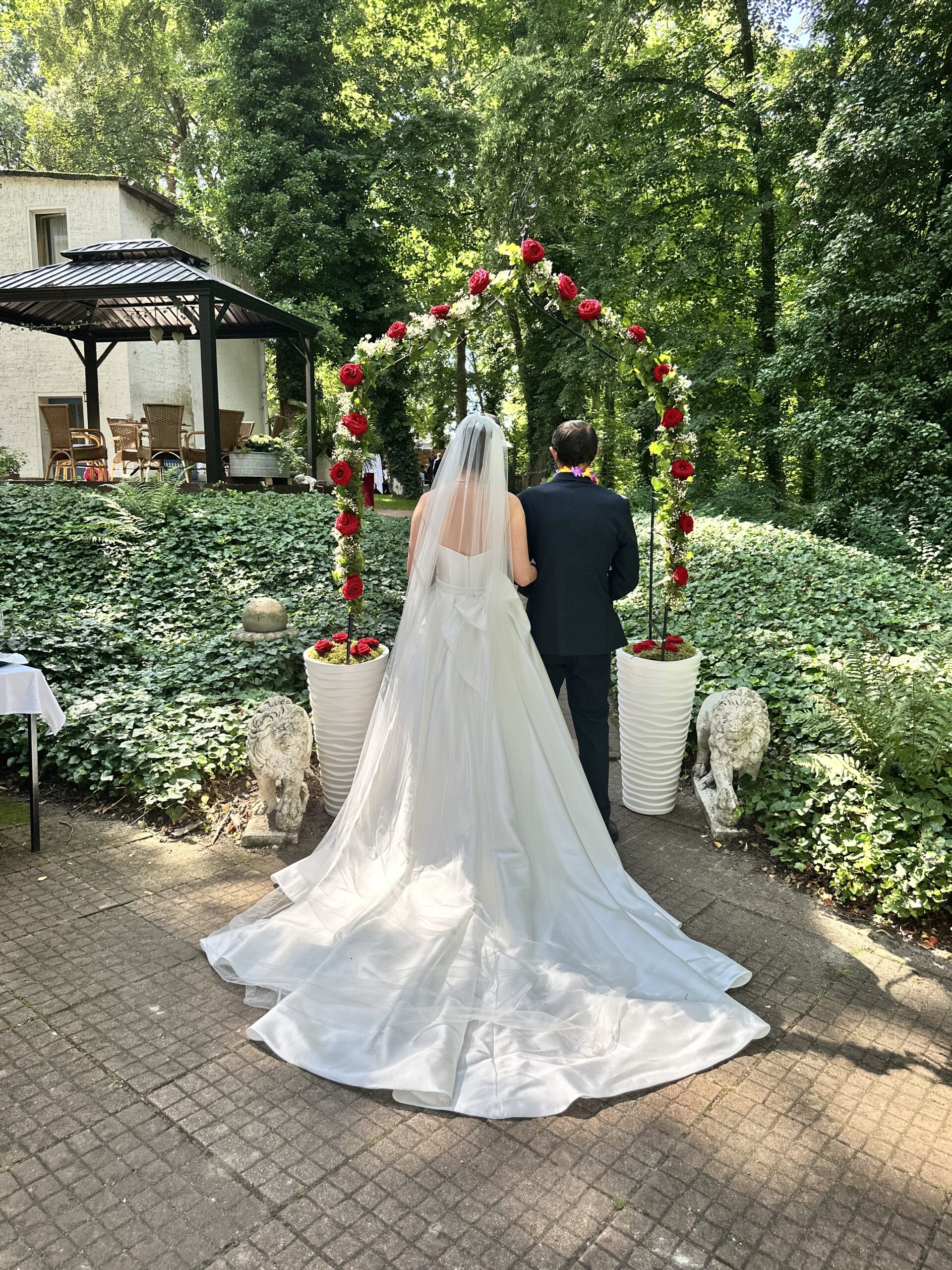 Braut Hochzeit Seeschloss Hochzeitspaar vor romantischem Hintergrund