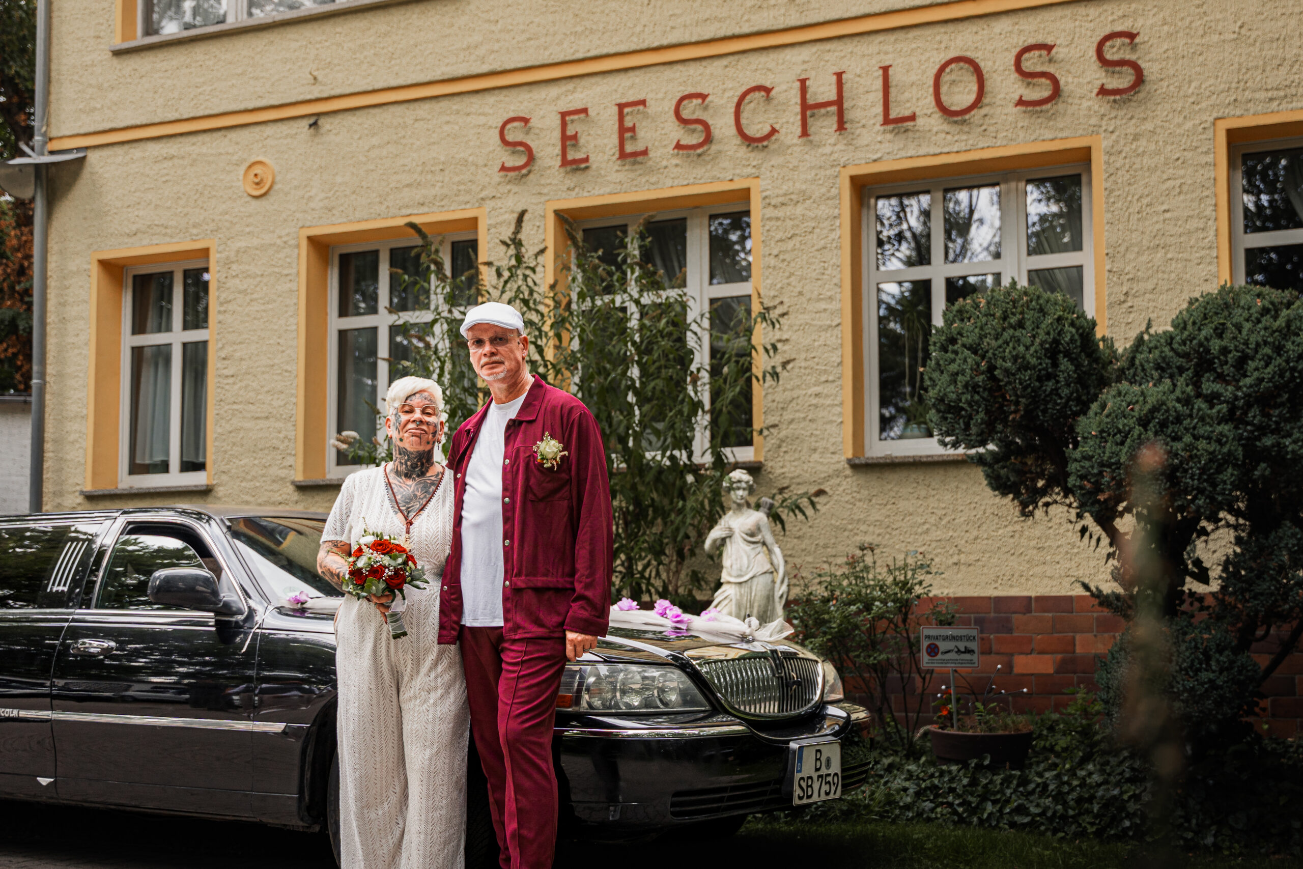 Seeschloss mit Brautpaar und Limousine vor dem Seeschloss