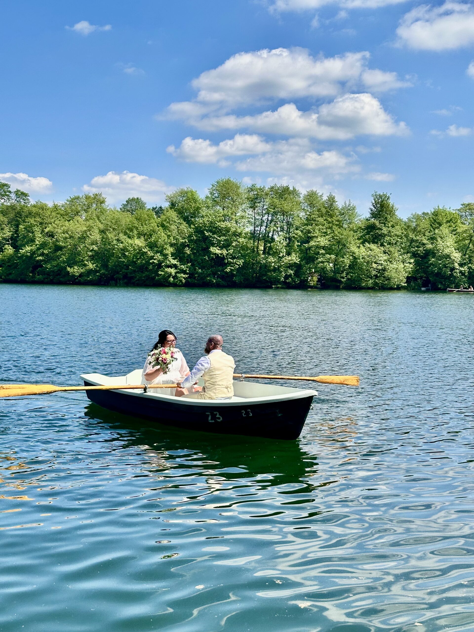 Paar in einem Boot auf See